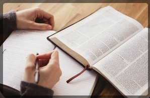 Studerer bibelen